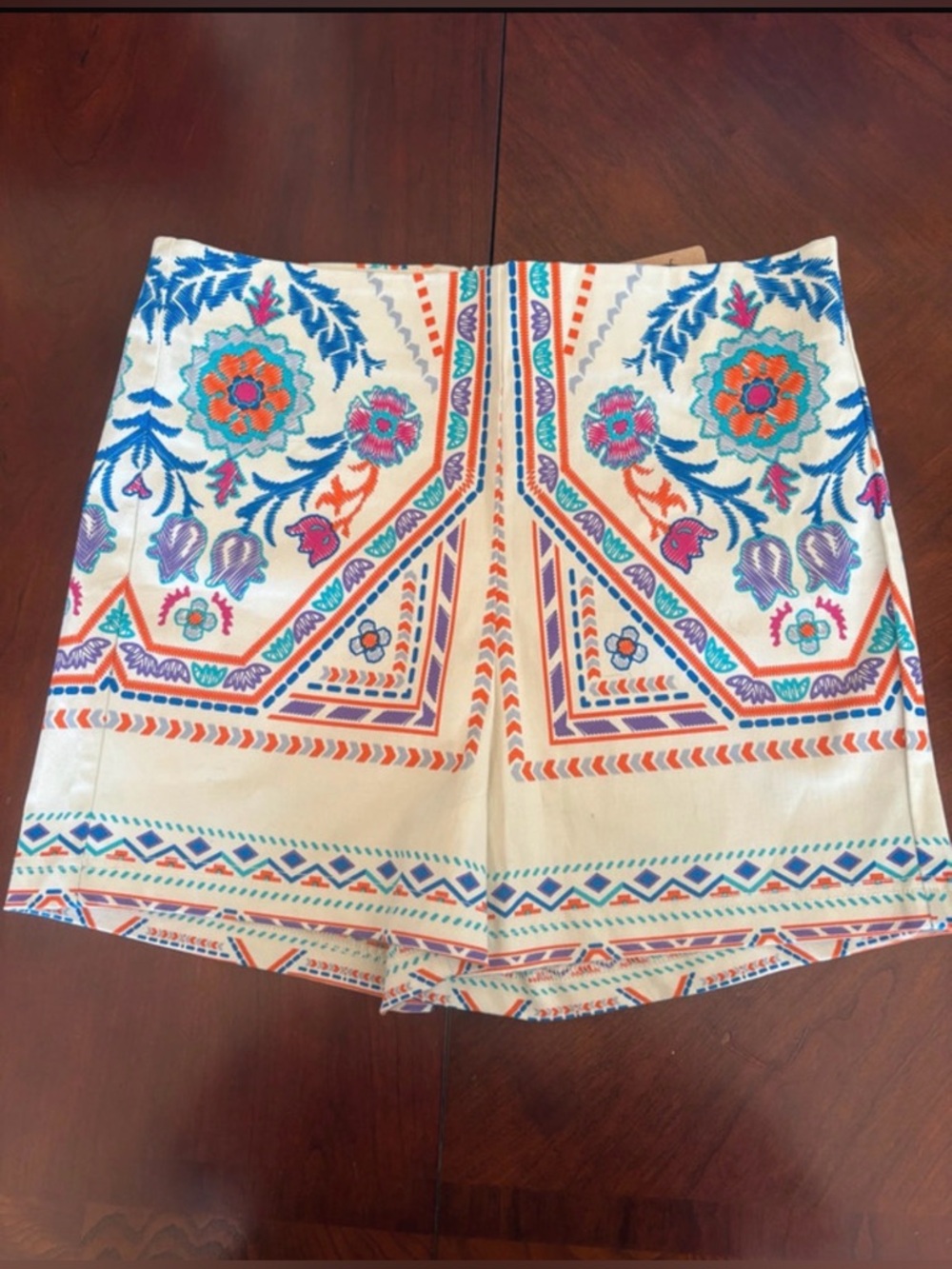 Flying Tomato Boho Print Shorts | Medium |
Multicolor Tribal Floral | NWT